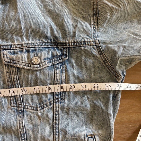 H&M Classic Denim Trucker Jacket in Medium Wash, Size Medium - Picture 9 of 11